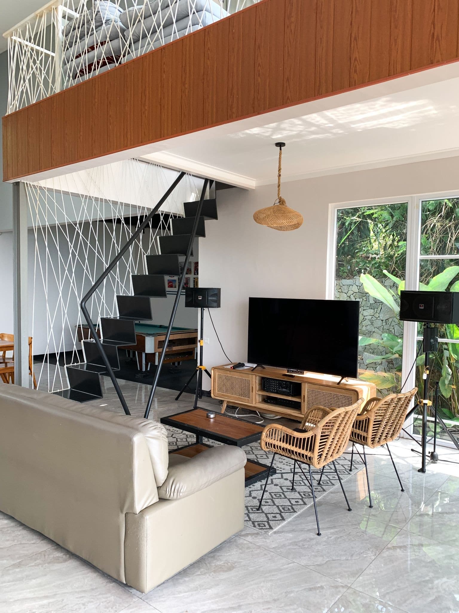 Ruang keluarga modern dengan mezzanine di Villa Melayang